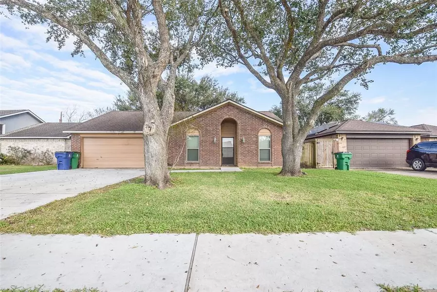 3 Lazybrook ST, Angleton, TX 77515