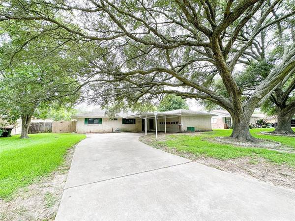 1704 Raintree ST, Baytown, TX 77520