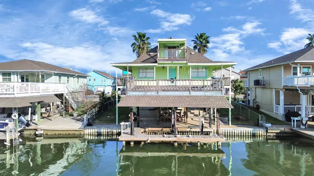 205 Bora Bora DR, Tiki Island, TX 77554