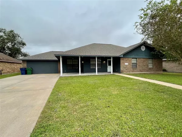 809 Manor DR, Angleton, TX 77515