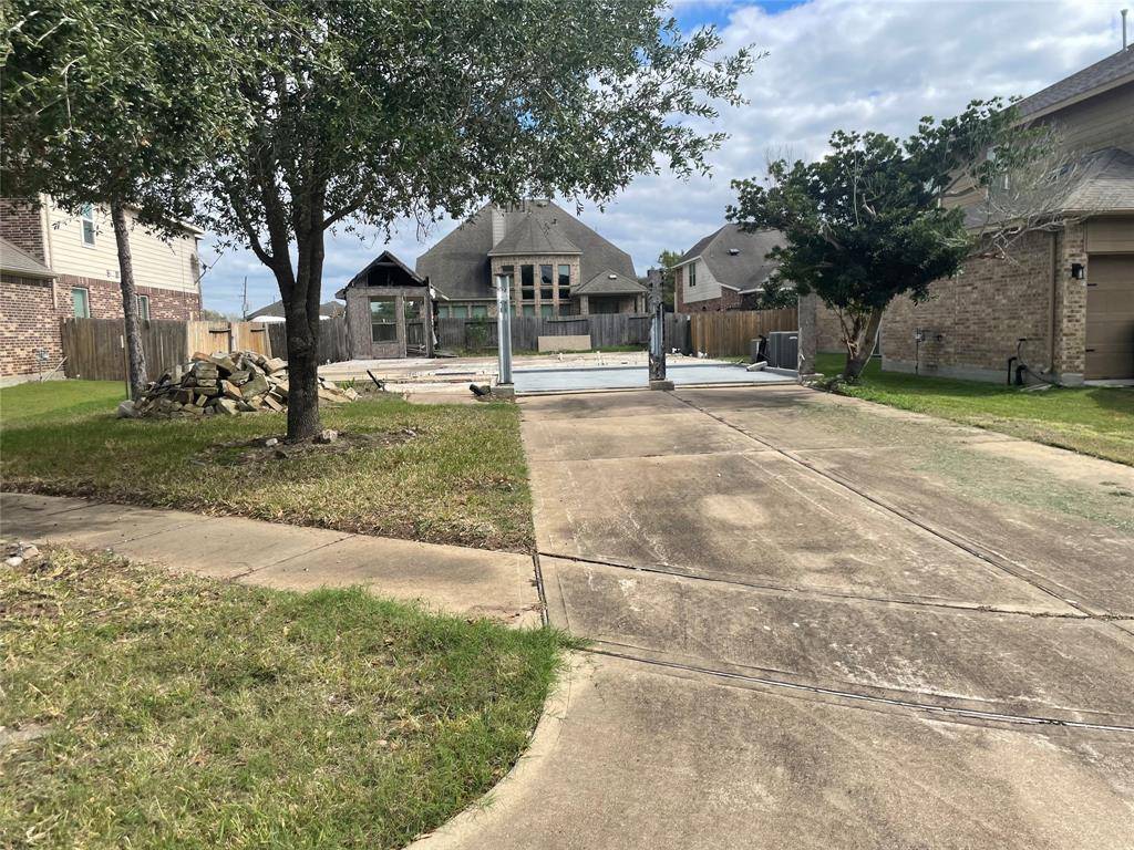 9415 Emerald Lakes DR, Rosharon, TX 77583