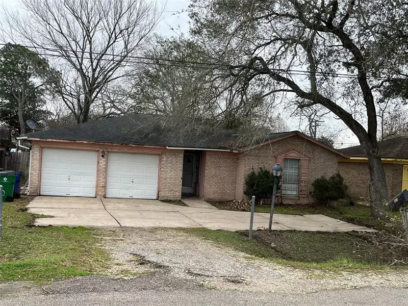 533 S Downing RD, Angleton, TX 77515