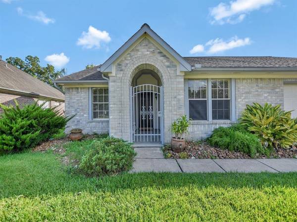 15830 Cambridge View DR, Friendswood, TX 77546