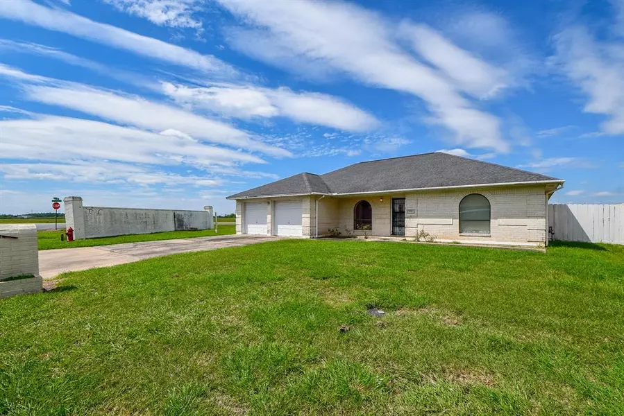 512 Town And Country DR, El Campo, TX 77437