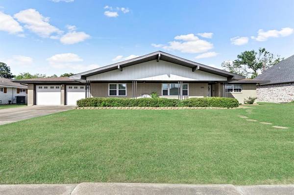 694 E Kitchen DR,  Port Neches,  TX 77651