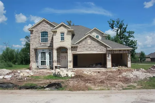 213 Bentwater LN, Clute, TX 77531