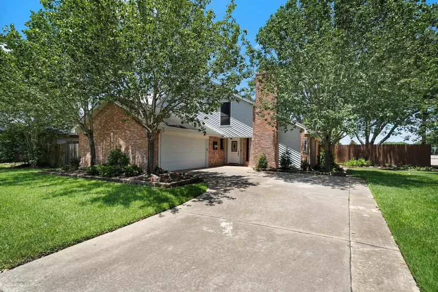 2401 Laura LN, Pearland, TX 77581