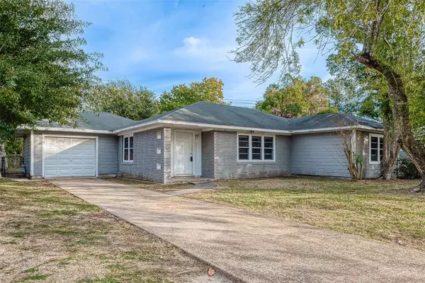 12 Bruce LN, Orange, TX 77630