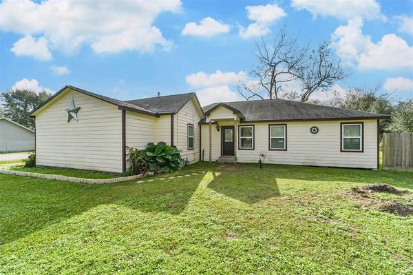 1003 E Wallisville RD, Highlands, TX 77562