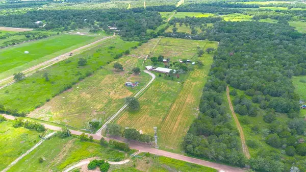 10516 Roy RD, Flatonia, TX 78941