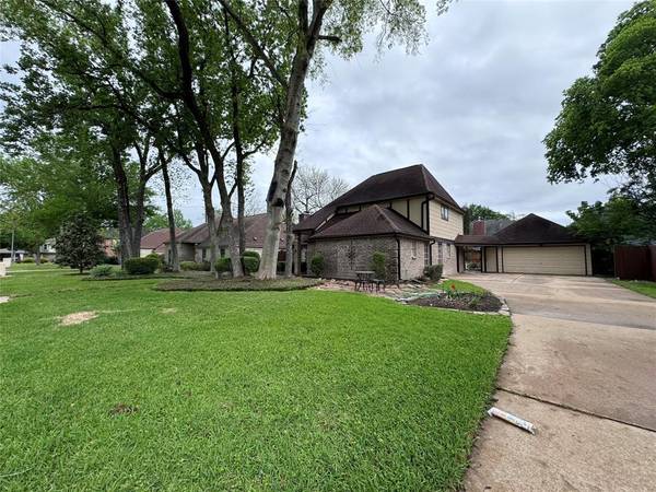 9202 S Pass LN, Houston, TX 77064