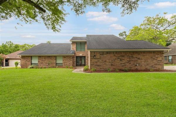 421 Huckleberry DR, Lake Jackson, TX 77566