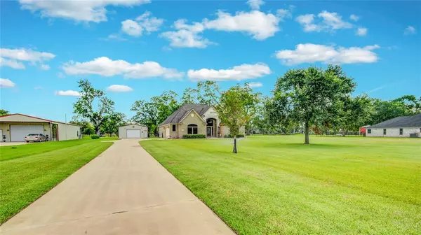 425 Mill RD, Angleton, TX 77515