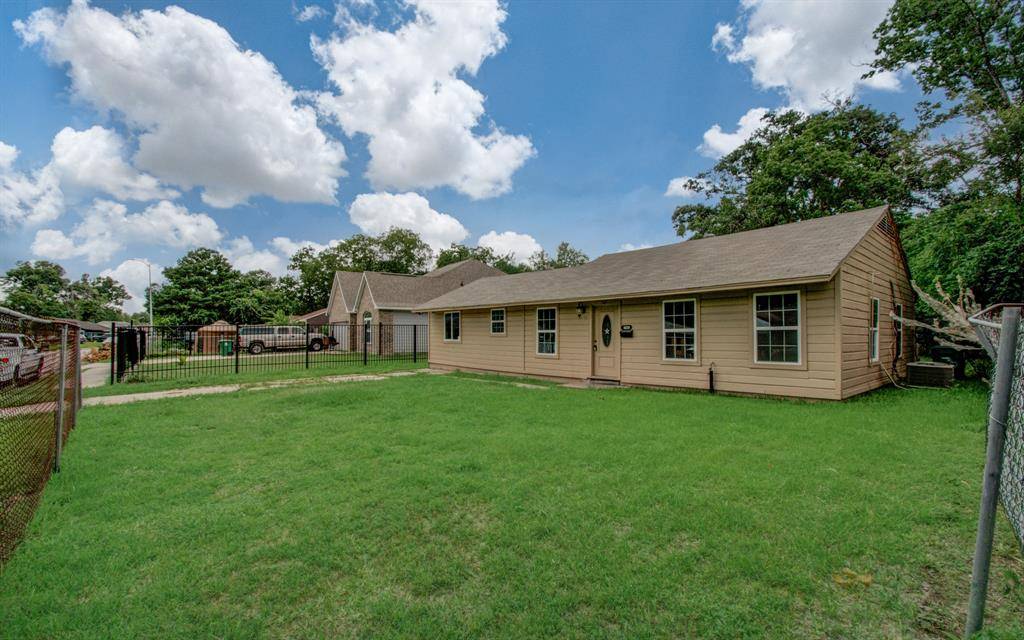 5839 Southurst ST, Houston, TX 77033