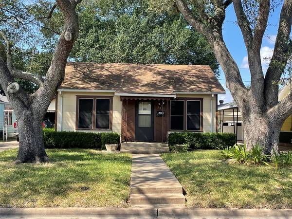 505 E Strand ST, El Campo, TX 77437