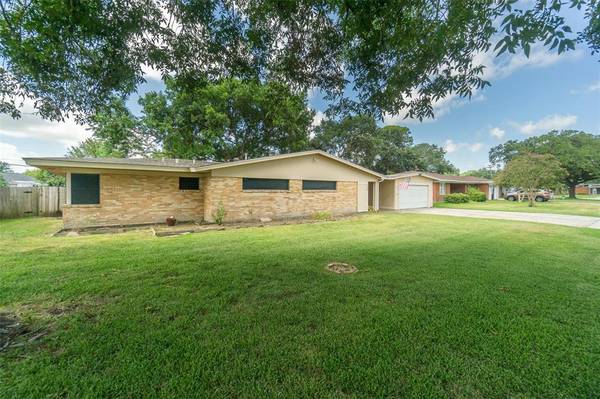 135 Seaside LN, Texas City, TX 77590