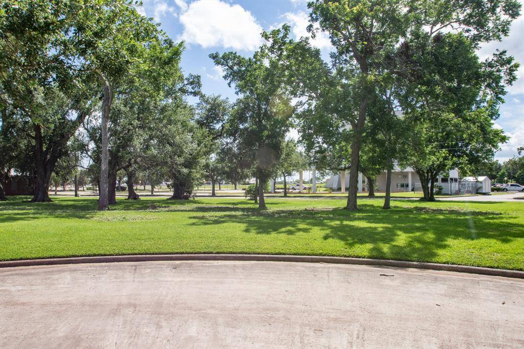 5 West Way CT, Lake Jackson, TX 77566