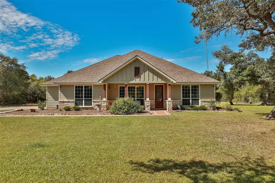 1402 County Road 106, Columbus, TX 78934