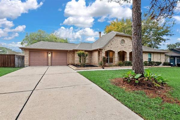 1502 Windsor DR, Friendswood, TX 77546