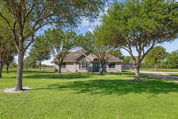 2399 Beverly LN, Sealy, TX 77474