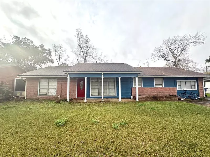 605 Holly ST, Angleton, TX 77515