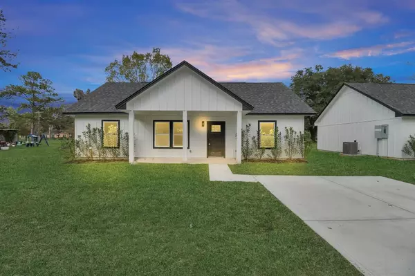 203 Spruce Ln, Daisetta, TX 77533