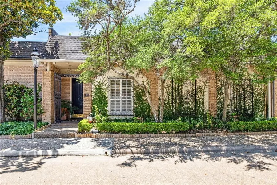 511 Bolton PL, Houston, TX 77024