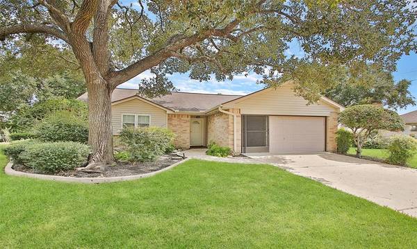 915 Postwood LN, Pearland, TX 77584