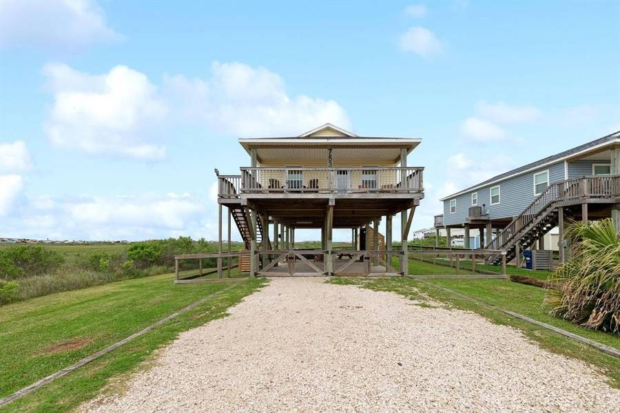 753 Bluewater HWY, Surfside Beach, TX 77541