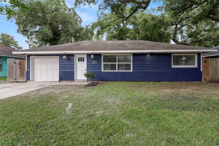 527 Gardenia ST, Lake Jackson, TX 77566