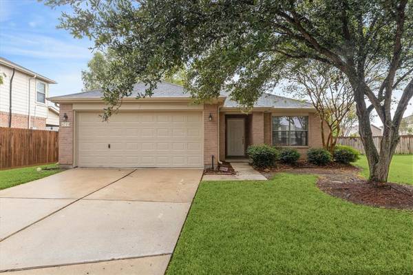 4719 Silver Spruce LN, Friendswood, TX 77546