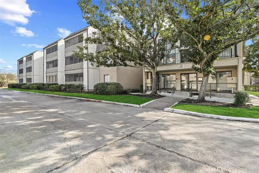 3025 Walnut Bend LN #35, Houston, TX 77042