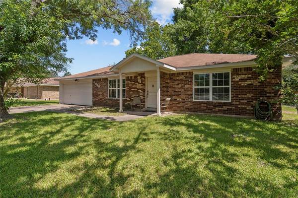 3038 N Meadow LN, Dickinson, TX 77539