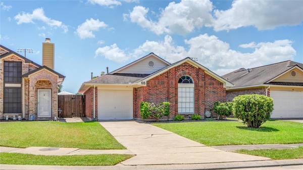 68 Avocado CT, Lake Jackson, TX 77566