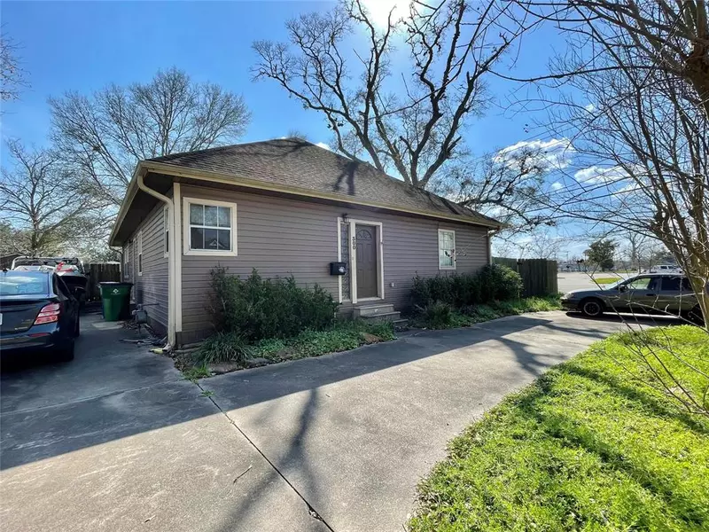 300 E Locust ST, Angleton, TX 77515