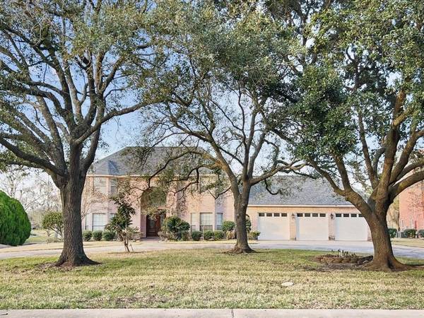 311 Timbercreek DR, Lake Jackson, TX 77566