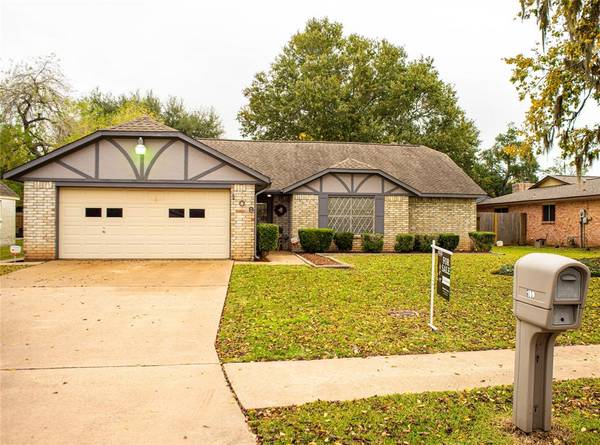 109 Spanish Moss LN, Lake Jackson, TX 77566