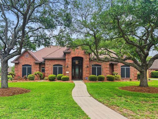 921 Oleander ST, Lake Jackson, TX 77566