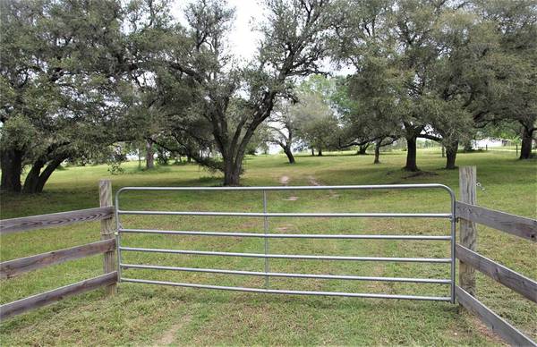 1053 CR 223, Weimar, TX 78962