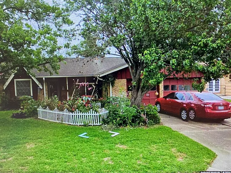 227 Mimosa ST, Lake Jackson, TX 77566