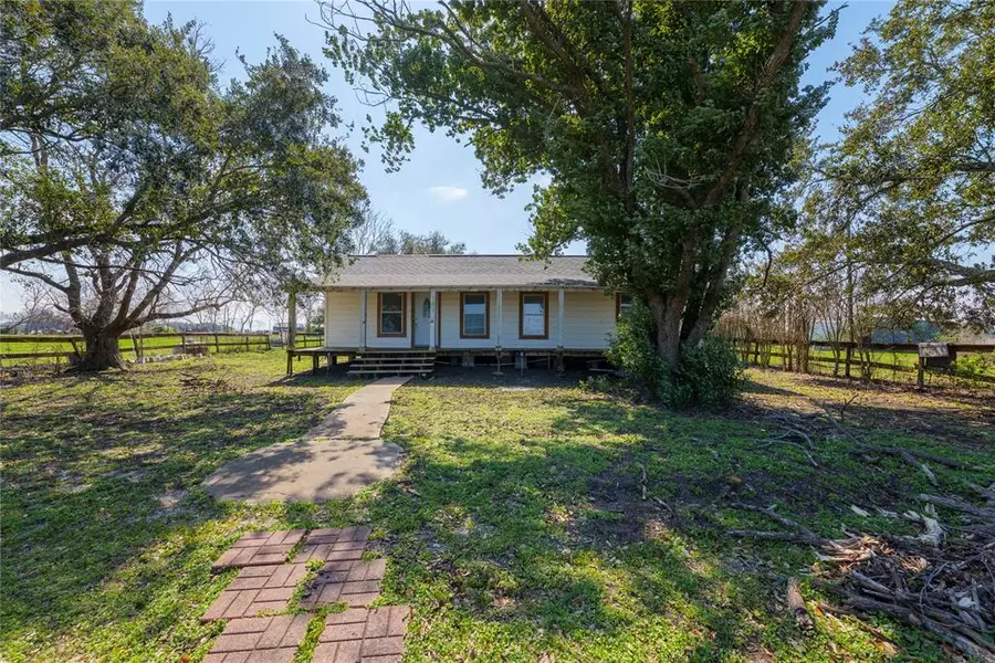 183 County Road 232, Bay City, TX 77414