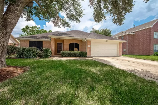 2205 Manchester LN, Pearland, TX 77581