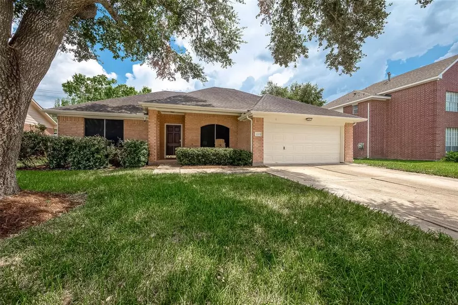 2205 Manchester LN, Pearland, TX 77581