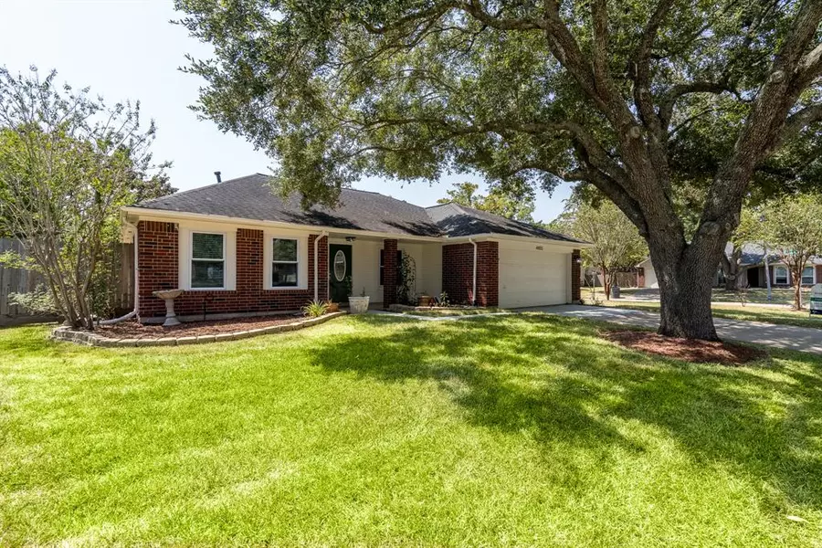 4822 Meadowglen DR, Pearland, TX 77584