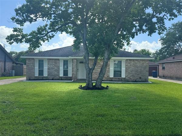 1310 Northbrook DR, Angleton, TX 77515