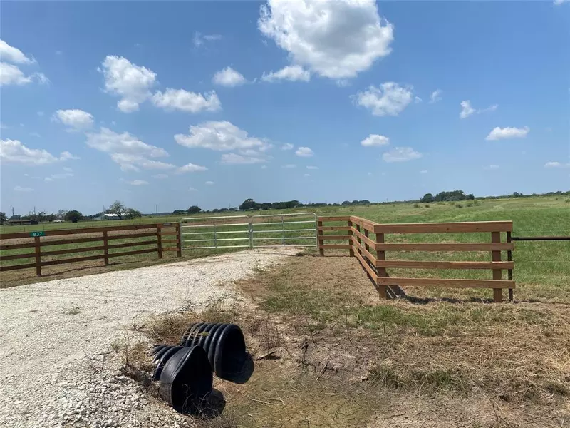 837 Kaechele RD, Wallis, TX 77485