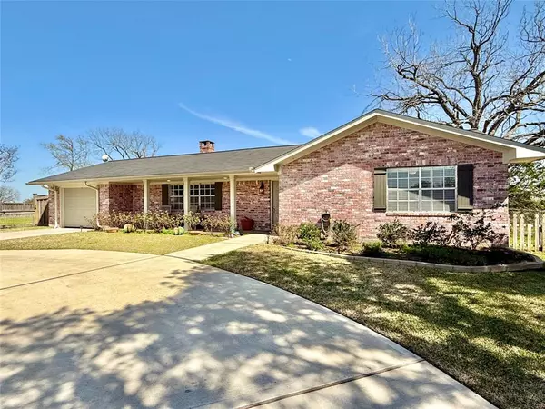 5241 Main St, Chappell Hill, TX 77426