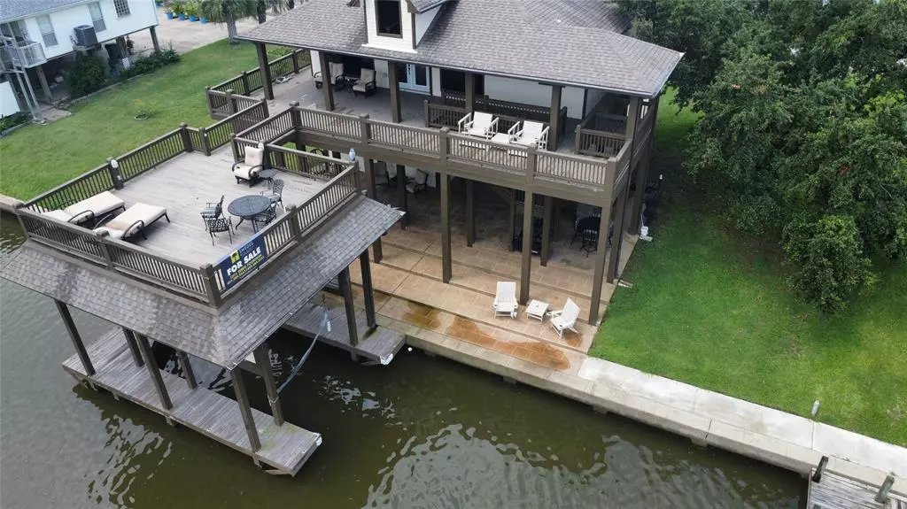 1170 Waterways DR, Crystal Beach, TX 77650