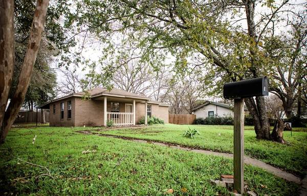 108 Liveoak ST, Hallettsville, TX 77964