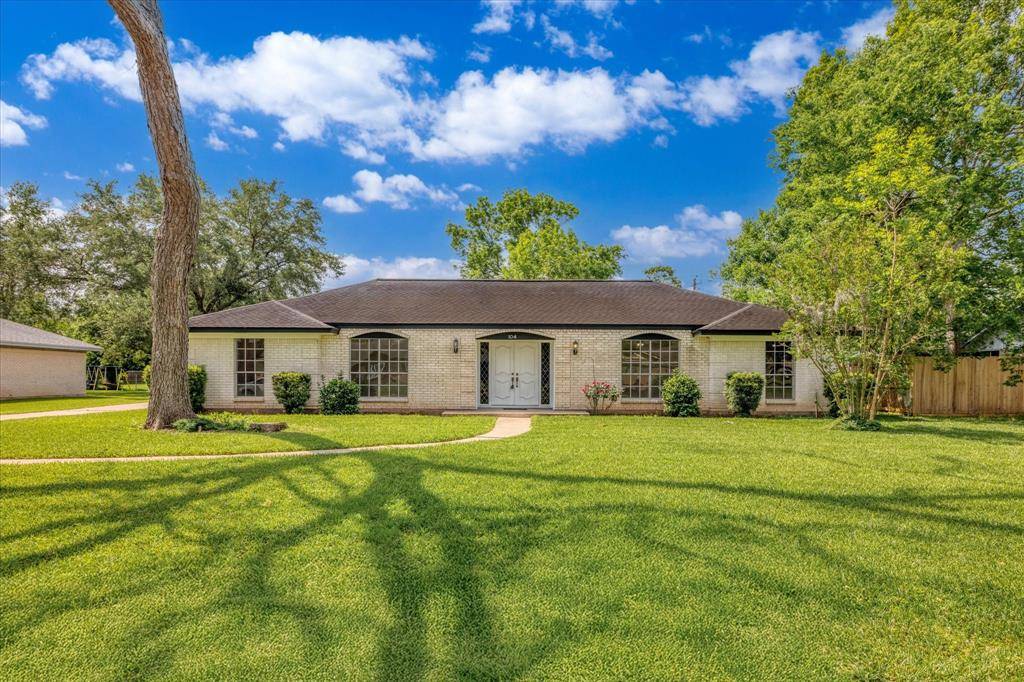 104 Iris ST, Lake Jackson, TX 77566